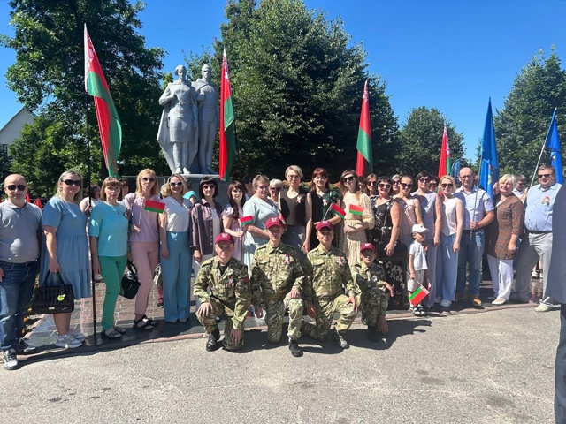 Митинг у памятника опергруппе ЦК ВЛКСМ, посвященный Дню Независимости Республики Беларусь