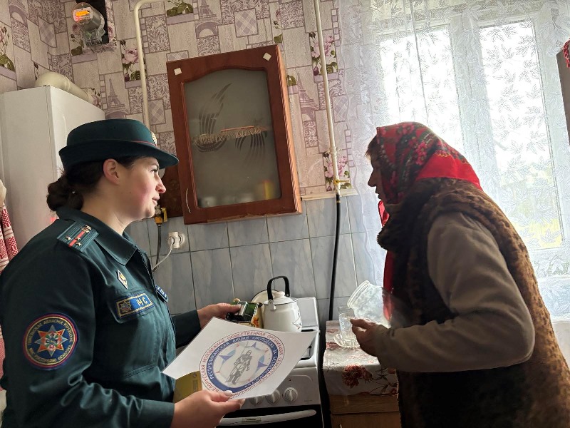 Спасатели и молодежь помогают пожилым жителям Лельчицкого района