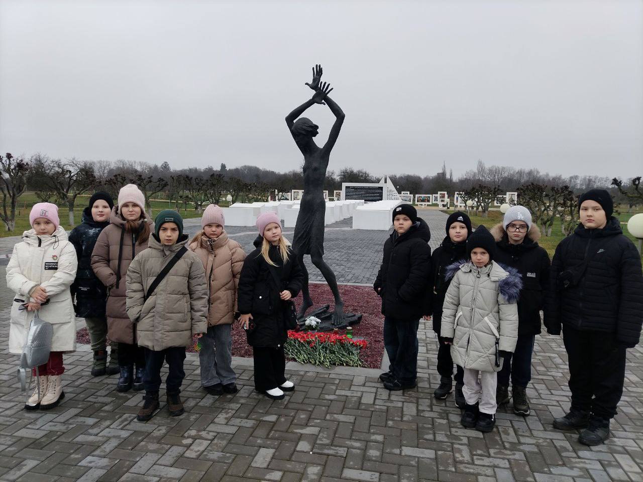Экскурсия памяти: гимназисты в Мемориальном комплексе «Детям - жертвам войны»